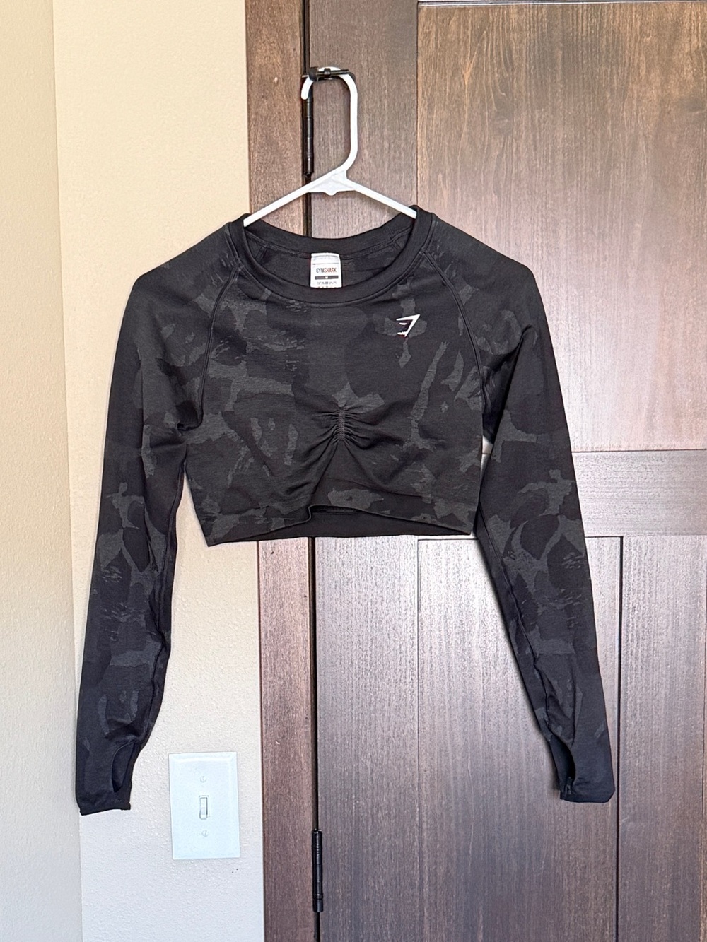 Gymshark Women’s Adapt Camo Black Long Sleeve Gym Crop Top Shirt Size Medium